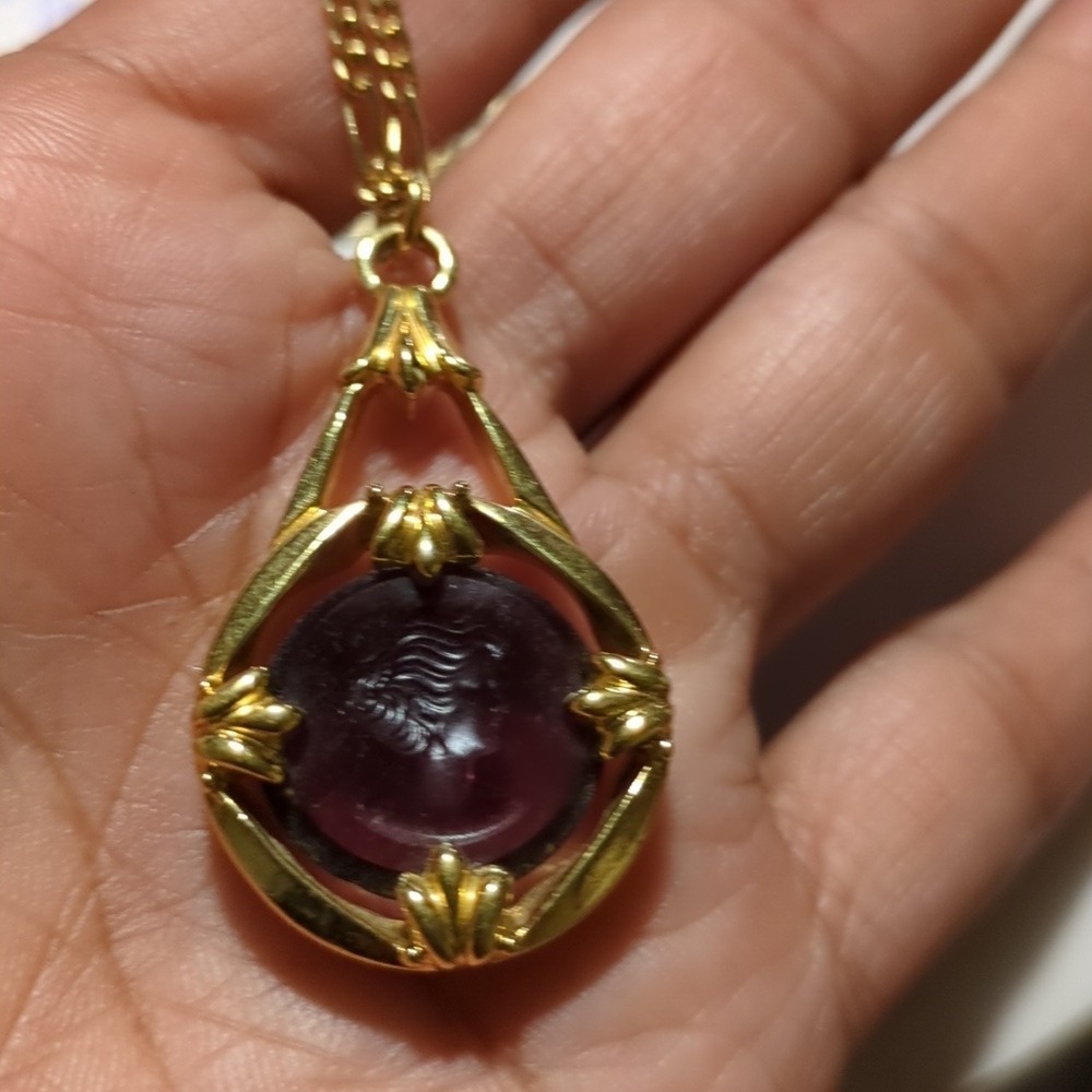 Vintage Gold Tone Cameo Pendant Necklace Purple Gemstone Figarope Chain - Picture 15 of 15
